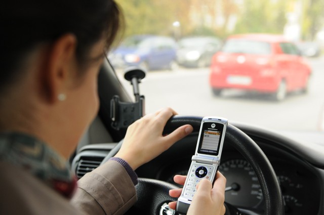 Rocznie na drogach Wielkopolski karanych za rozmowy lub wysyłanie SMS-ów podczas jazdy jest około 10 tysięcy kierowców. Przodujemy w telefonicznych konwersacjach za kierownicą