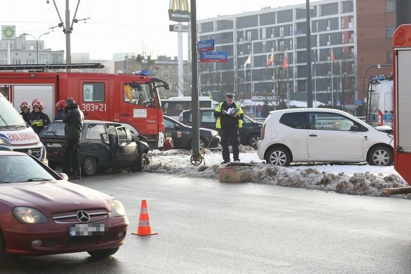 Wypadek przed szpitalem im. WAM. W zderzeniu samochodów ucierpiały dwie osoby [zdjęcia]