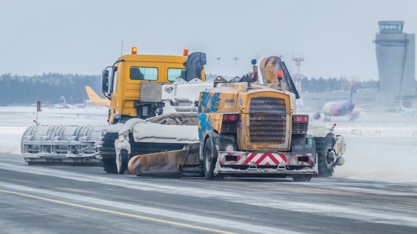 Odśnieżanie pasów startowych na lotnisku w Pyrzowicach