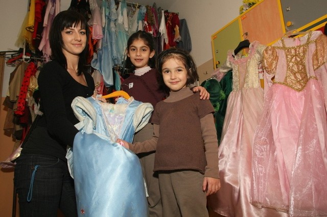 Natasza, Sonia i pani Ani w Bajecznej Krainie wystawiają stroje księżniczek.