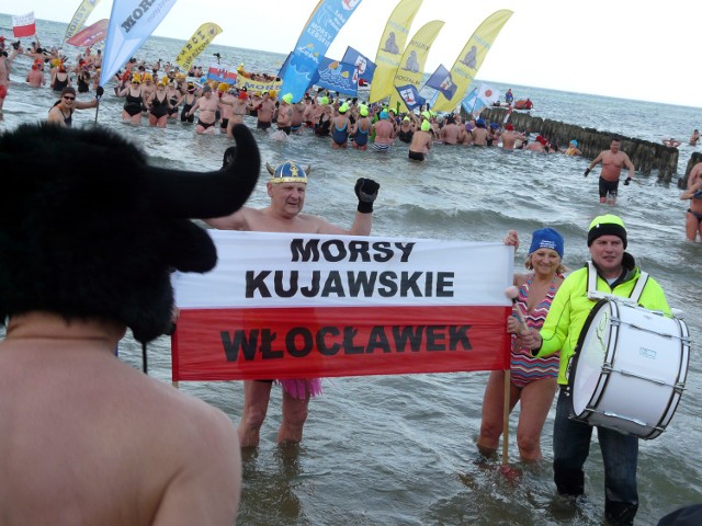 XI Międzynarodowy Zlot Morsów w Mielnie 2014 Wspólna kąpiel w Bałtyku