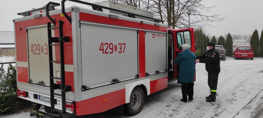 Straż pożarna z powiatu chełmińskiego pomaga seniorom z...