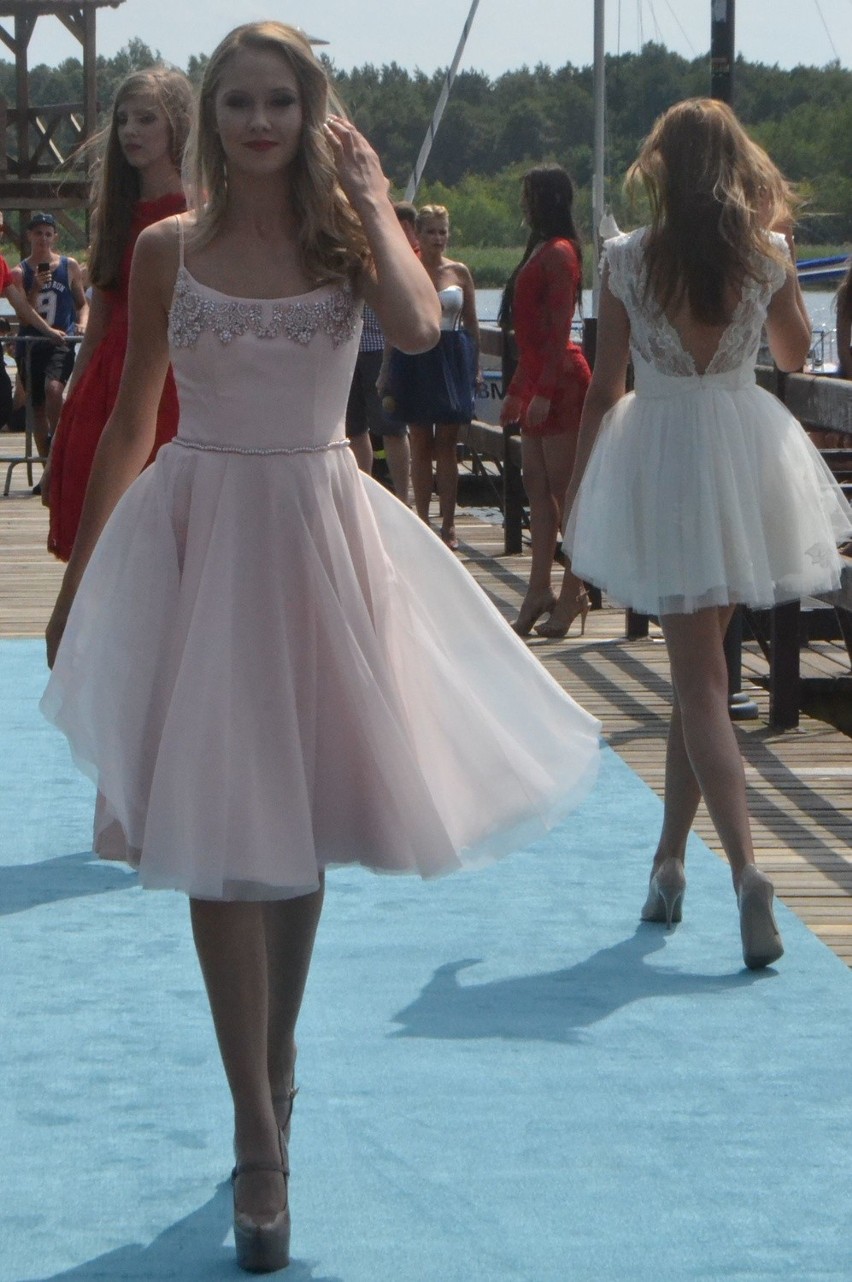 Pokaz kolekcji sukien na plaży w Sławie.