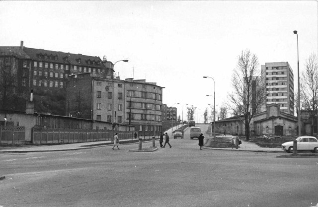 Ulica Podzamcze w obiektywie Mariana Budzyńskiego, kwiecień 1971 r., dawny browar po prawej
