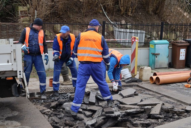 Zapadła się droga na ul. Migowskiej w Gdańsku! Jezdnia była objazdem dla Jaśkowej Doliny. Na miejsce jadą inspektorzy!