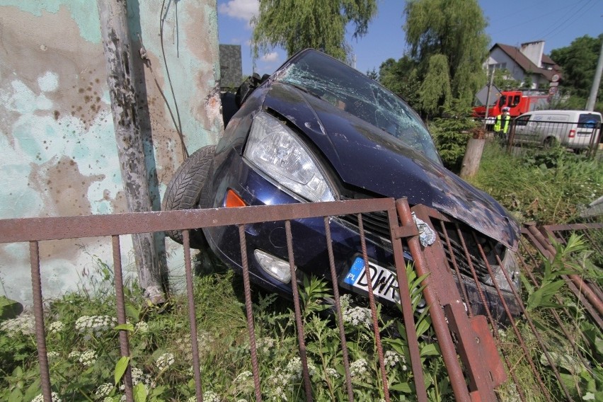 Wypadek w Kiełczowie. Pod Wrocławiem kierowca wjechał w dom i uciekł (ZDJĘCIA)