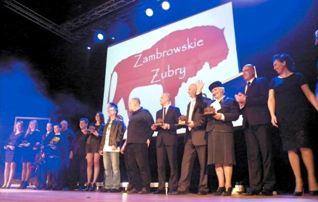 Władze miasta co roku doceniają osiągnięcia zambrowian w różnych dziedzinach &#8211; Żubry dostali najlepsi uczniowie, ludzie kultury, działacze społeczni i sportowcy. Na zdj. wszyscy laureaci podczas sobotniej gali.