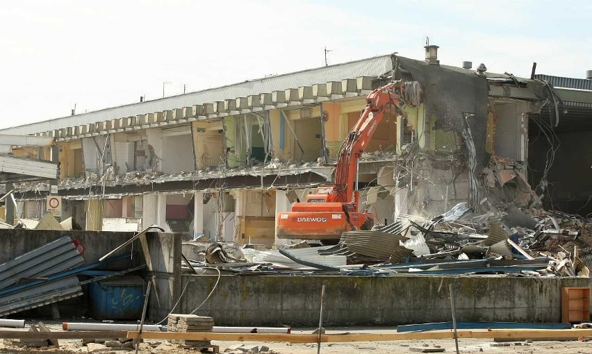 Wyburzanie starego budynku dworca PKS wraz z peronami - 2015...