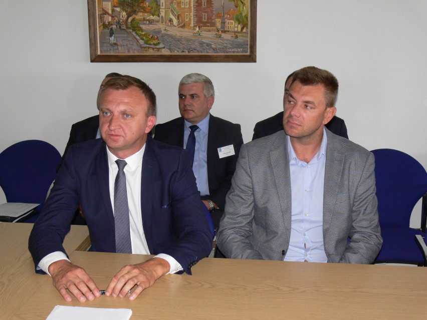 Wojewoda świętokrzyska Agata Wojtyszek podpisała umowy na remonty dróg z burmistrzem Sandomierza i starostą  