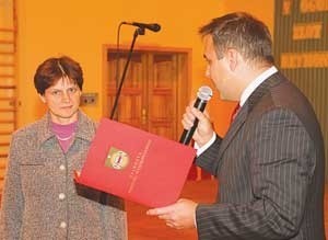 Dorota Lewandowska otrzymuje nagrodę