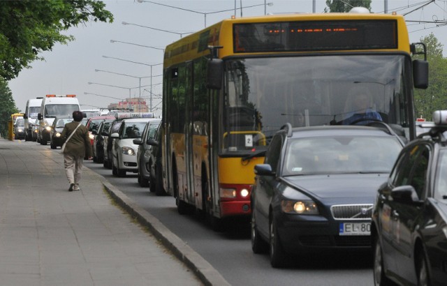 Szykują się rewolucyjne zmiany dla kierowców i właścicieli samochodów. Pojawił się projekt zmian w ustawie o ruchu drogowym. Gdy przepisy wejdą w życie kierowcy będą mogli zaoszczędzić. Stracą natomiast urzędy - wydziały praw jazdy i rejestracji pojazdów.CZYTAJ DALEJ NA NASTĘPNYM SLAJDZIE