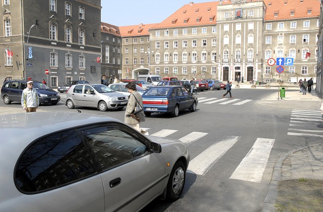 Całe oznakowanie ma być uzupełnione, jezdnie zostaną wymalowane, a kierowcy będą wiedzieli jak jeździć, by nie spowodować stłuczki przy wjeżdżaniu na pl. Armii Krajowej.