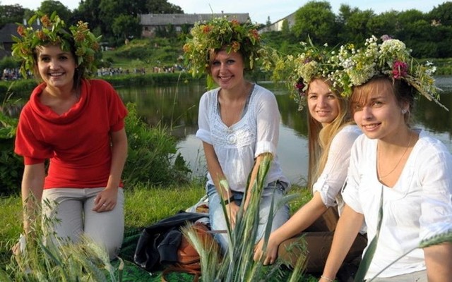 W_Radnicy nie zapominają o tradycji. O godz. 22.00 zacznie się klasyczna Noc Świętojańska z pochodem nad rzekę z pochodniami, rzucaniem wianków do wody.