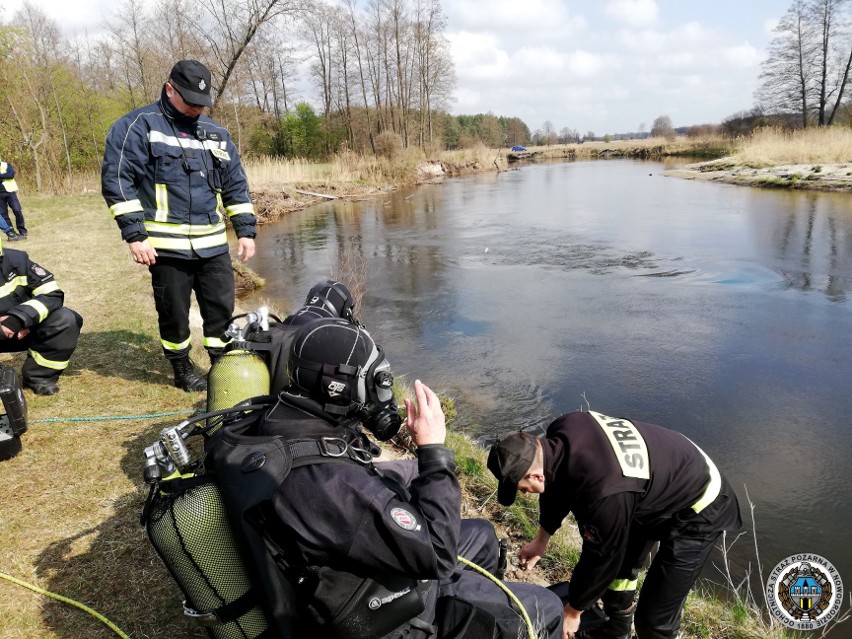 Kierowcy udało się jednak samemu wydostać z tonącego...