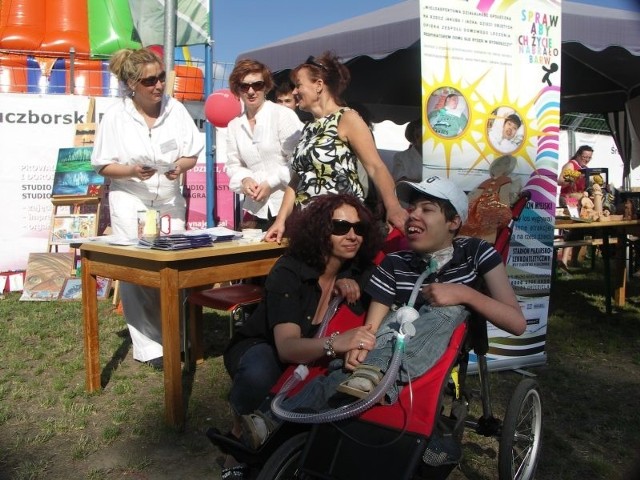 Na festynie pojawił się Jacek Herman z mamą Izabelą. Na zdjęciu także organizatorki akcji (od lewej) Anna Bonikowska, Irena Sochacka i Dorota Żydziak (obok Jacka).