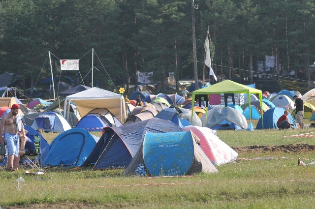 Przystanek Woodstock 2016 startuje za trzy dni. Ale już teraz na festiwalowej łące w Kostrzynie są setki namiotów i tysiące ludzi. Najwięcej przyjechało w miniony weekend. - Przyjechaliśmy wcześniej, żeby poczuć smak i klimat tej imprezy. Co roku staramy się być kilka dni przez imprezą. To już nasz siódmy Woodstock - mówi ekipa, która do Kostrzyna przyjechała aż z Krakowa. Poza tysiącami namiotów na woodstockowym polu widać już też sceną. Teraz trwa zawieszanie na niej świateł i wszystkich innych urządzeń, dzięki którym koncerty na niej będą niesamowitym spektaklem. Duża scena dostała już dekorację. Na razie tylko częściowo, bo na jej szczycie, ale już teraz widać, że Duża Scena Przystanku Woodstock 2016 będzie niesamowicie kolorowa. Wszystkie informacje o Przystanku Woodstock 2016 w Kostrzynie nad Odrą:  Przystanek Woodstock 2016: zespoły, kto zagra, termin, zdjęcia, filmy, informacjeJest też ważna informacja dla kierowców. Od 9 lipca na teren Przystanku Woodstock mogą wjechać tylko samochody z odpowiednimi przepustkami. Wjazdu pilnują członkowie Pokojowego Patrolu i ochrona. Na woodstockowej łące są tylko namioty. Nie widać przy nich zaparkowanych samochodów. To wynik nowych zasad, jakie obowiązują na Przystanku Woodstock 2016. W tym roku auta musicie zostawić na parkingach poza terenem imprezy.Chcesz wiedzieć kto zagra na Przystanku Woodstock 2016? Przystanek Woodstock 2016: zespoły, koncerty kto zagra