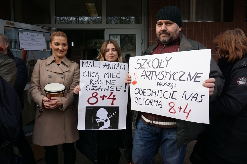 8 grudnia przed PSM przy Solnej protestowali rodzice i...