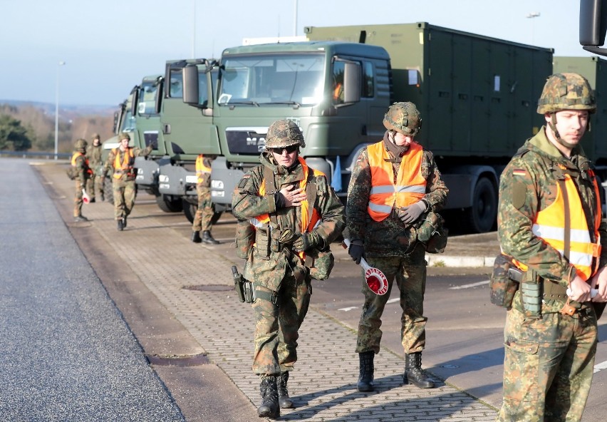 Kolumna Bundeswehry wjechała do Polski. Jadą na poligon drawski