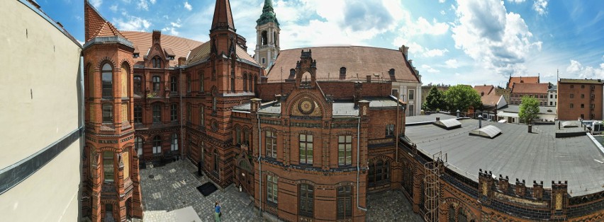 Gmach przy Rynku Staromiejskim i budynek przy Piekarach to...