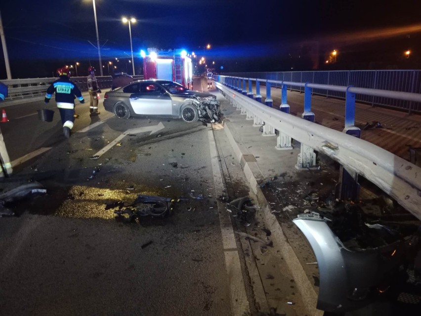 Groźne zdarzenie na ul. Wojska Polskiego w Bydgoszczy. Kierowca bmw uderzył w bariery 