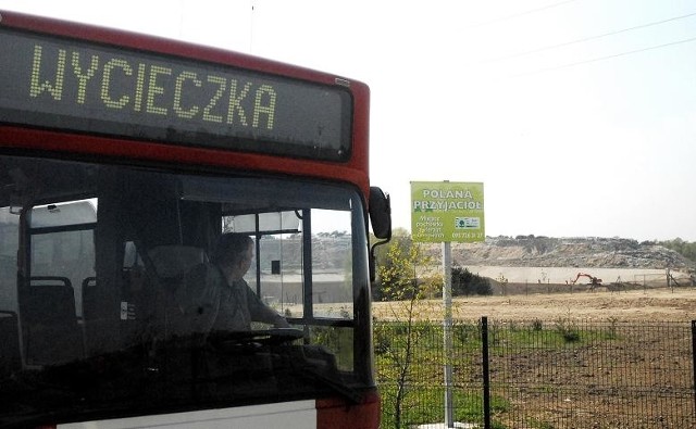 Cmentarz dla zwierząt zwiedzali wczoraj radni i urzędnicy, którzy przyjechali do Chróścika autobusem