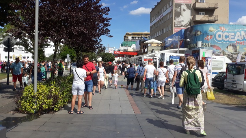 Weekend w Międzyzdrojach. Tłumy na plaży i promenadzie 