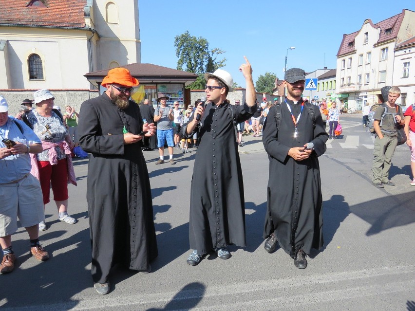 Gliwicka Piesza Pielgrzymka na Jasną Górę 2015: Pielgrzymi wyruszyli z Tworoga [ZDJĘCIA, WIDEO]