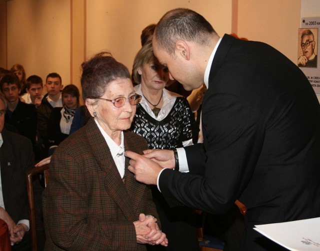 Prezydent Andrzej Kosztowniak wręczył odznaczenie "Pro Memoria&#8221; między innymi Helenie Kisiel.