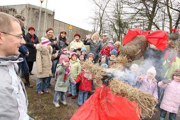 Czy wrzucanie kukieł do wody to zanieczyszczanie środowiska,...