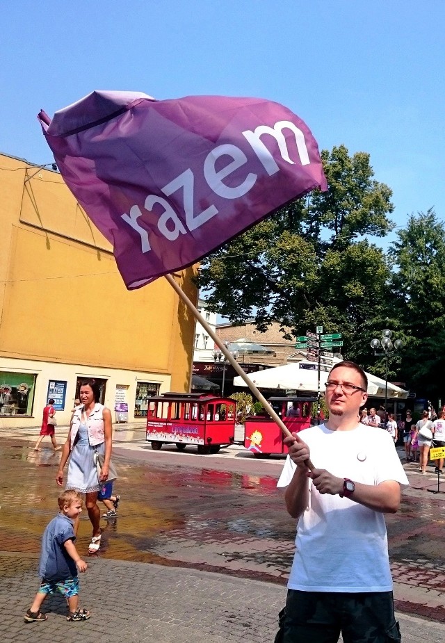 Na zielonogórskim deptaku członkowie partii razem zbierali podpisy i opowiadali o programie wyborczym.