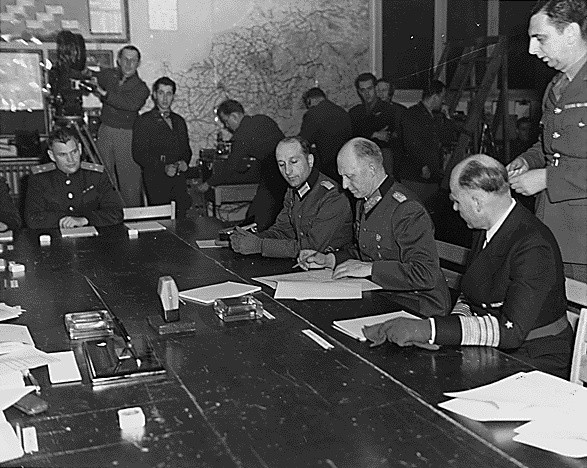 Gen. Jodl podpisuje w Reims kapitulację Wehrmachtu