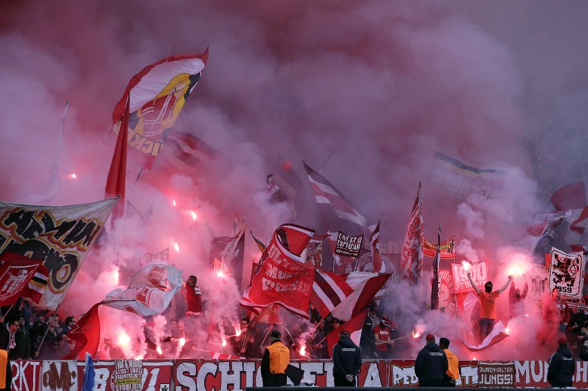 Kibice Bayernu dopingują swój zespół na Stadionie...