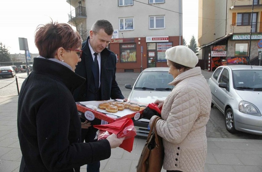 Rano częstował pączkami mieszkańców.