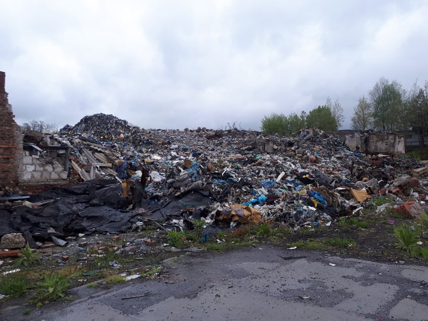Nadal nie wiadomo, kto posprząta 12 tysięcy ton odpadów z nielegalnego wysypiska w Kluczach
