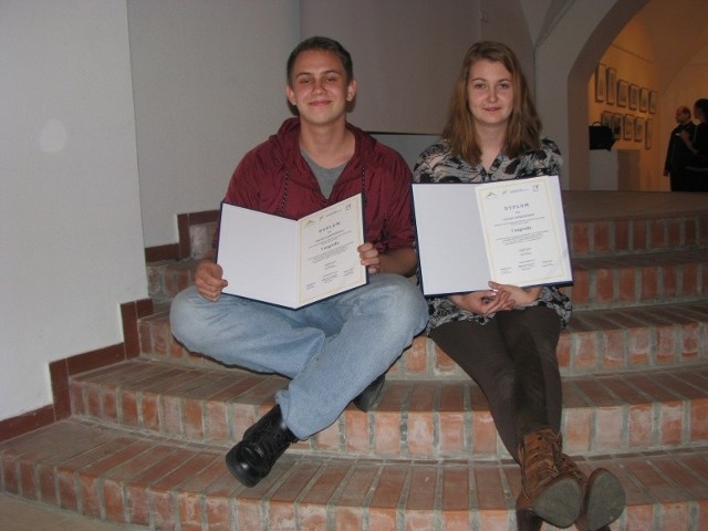 Paulina i Oskar prezentują dyplomy potwierdzające, że ich prace uznano za najlepsze na tegorocznym plenerze.