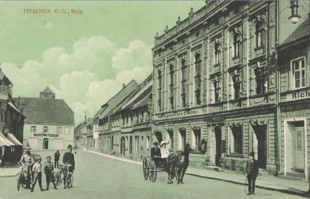 Tak wyglądał Rynek w Byczynie dokładnie 100 lat temu. Po prawej Hotel Pod Złotym Orłem. Nazwa Byczyna pochodzi od miejsca wypasu byków. Niemiecka nazwa miasta brzmiała Pitschen.