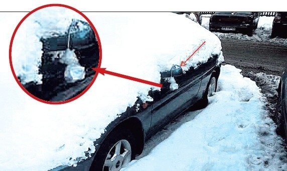 Inspektorzy strefy płatnego parkowania w razie zalegania śniegu umieszczają upomnienia na lusterkach.Fot. facebook.com/szczecinlive