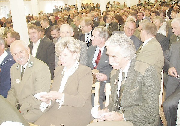 Podczas akademii z okazji 40 lat Technikum  Leśnego absolwenci zaśpiewali hymn szkoły:  "Zielony nasz mundur i godna postawa...".