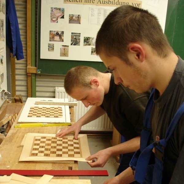 Uczniowie z Garbatki podczas praktyk w Niemczech robili między innymi plansze do gry w młynek i warcaby.