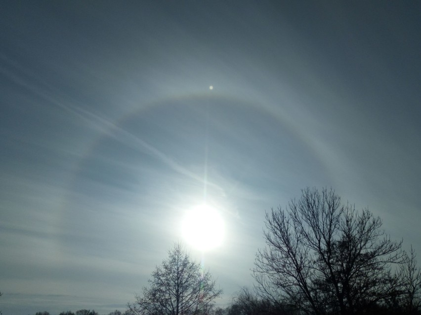 Efekt halo to świetlisty pierścień widoczny wokół słońca lub...