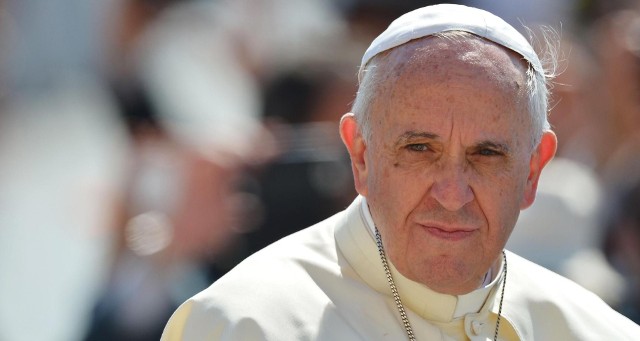 Papież Franciszek zachęca ludzi do budowania lepszego świata poprzez nauczanie braterskiej solidarności i pokoju