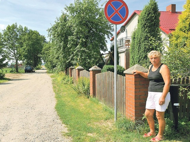 &#8211; Przez lata był tu spokój. Odkąd poprawili drogę, to zaczęły się awantury, a gmina "ukarała nas&#8221; postawieniem tego znaku przed naszym domem &#8211; pokazuje Irena Dmoch z Wiekowic. 