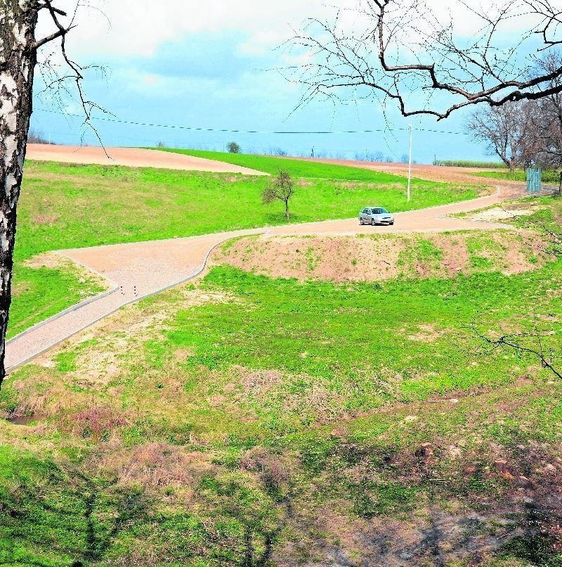 Niedaleko ruin jest utwardzony parking dla samochodów.