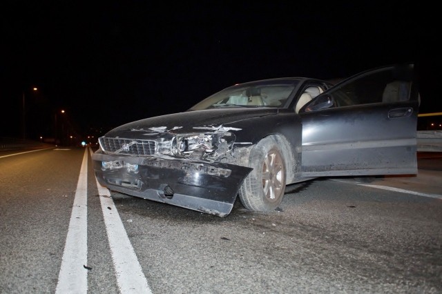 W piątek przed godz. 1. w nocy kierujący samochodem opel zafira wymusił pierwszeństwo przejazdu na jadącym w stronę Głobina kierowcy volvo. Do zderzenia doszło na ul. Westerplatte przy słupskiej obwodnicy.