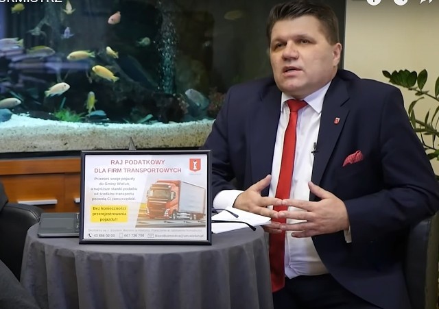 Burmistrz Wielunia Paweł Okrasa reklamuje gminę jako "raj podatkowy" dla firm transportowych. Niskimi podatkami od środków transportu próbuje przyciągnąć do Wielunia firmy z innych miejscowości.