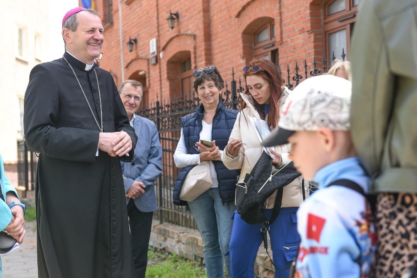 Abp. Tadeusz Wojda z wizytą w Centrum Pomocy Migrantom i...