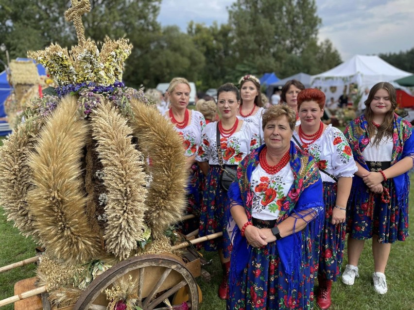 Dożynki w Wólce Tarłowskiej. Rolnicy z gminy Tarłów pięknie świętowali. Była msza, korowód i dzielenie chlebem. Zobaczcie zdjęcia
