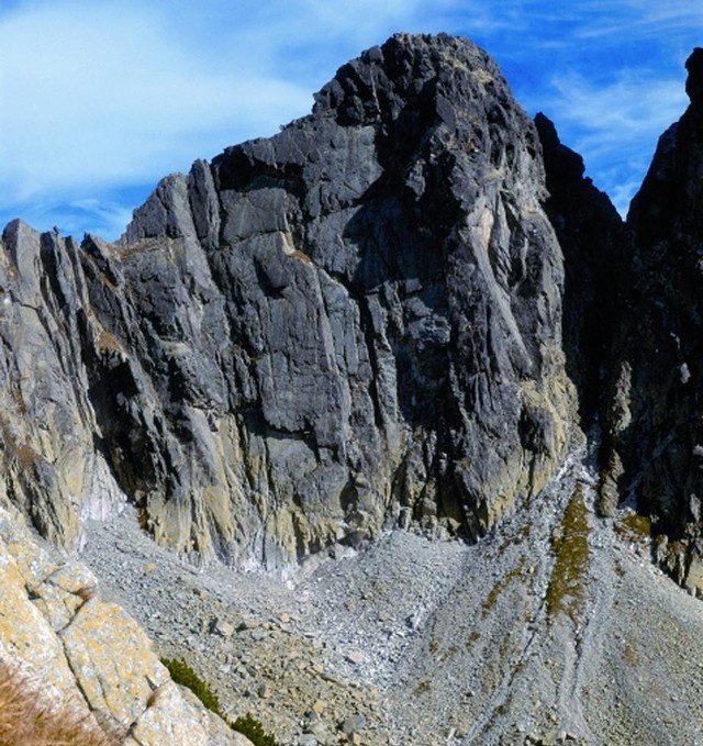 Zamarła Turnia, jedna z najpopularniejszych ścian wspinaczkowych w wysokich Tatrach. Leży między Kozim Wierchem a Kozimi Czubami. Przez Zamarłą przebiega najsłynniejszy tatrzański szlak - Orla Perć.