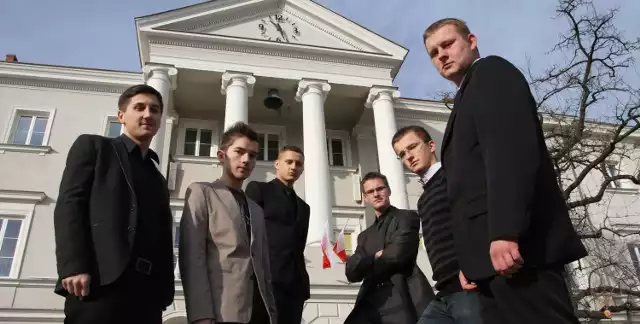 Najmłodsi kandydaci do Rady Miasta w Kielcach - młode wilczki 2010: od lewej - Kacper Micek, Karol Sochacz, Piotr Miernecki, Patryk Kanarek, Adam Smuga, Damian Liwocha.