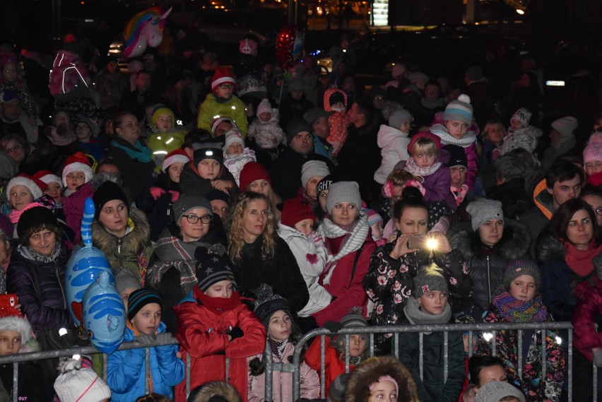 Chrzanów. Św. Mikołaj rozdawał dzieciom prezenty. Pokazy taneczne i fireshow [ZDJĘCIA]